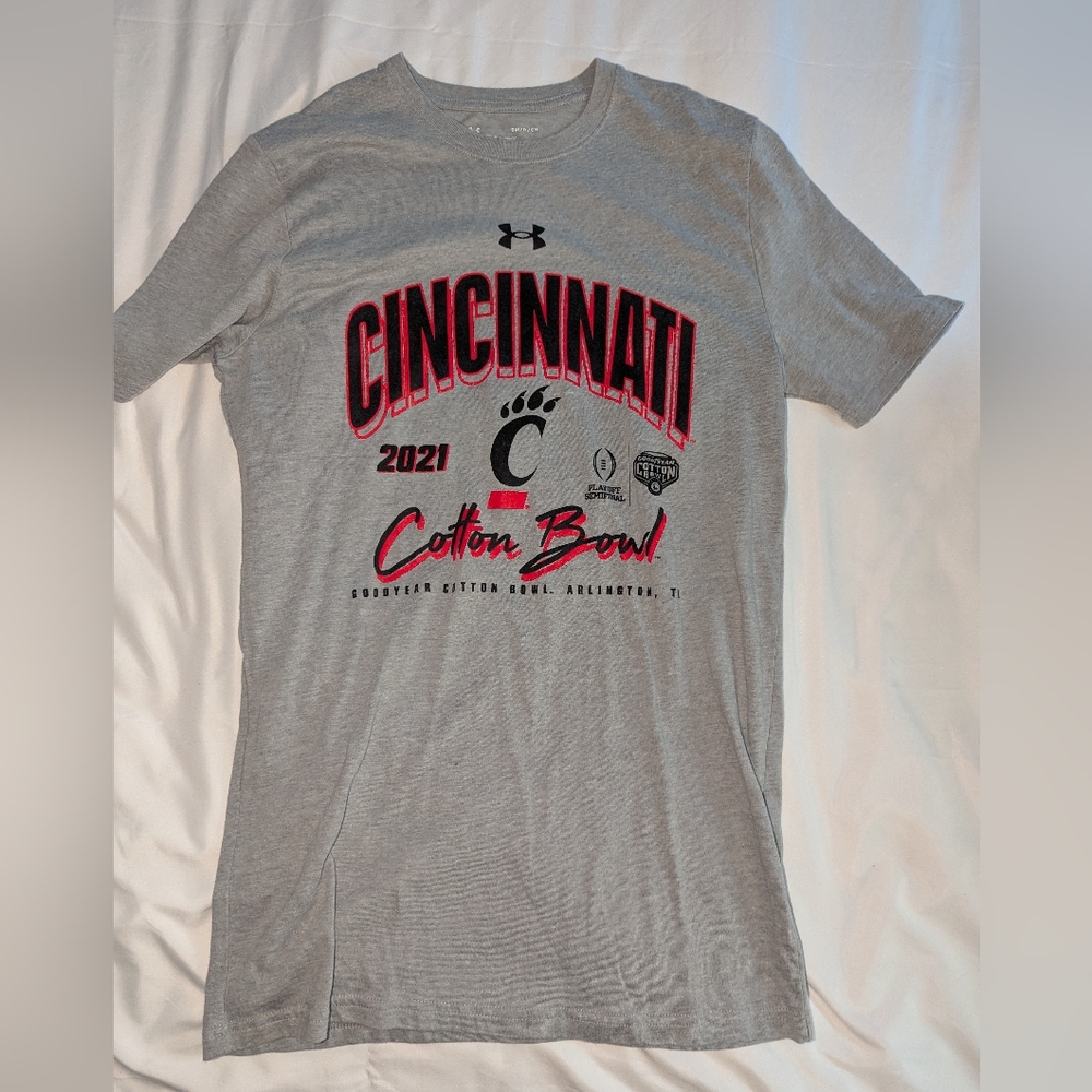 Under Armour Adult Small 2021 Cincinnati Bearcats Cotton Bowl Graphic T-Shirt